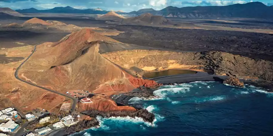 Descubre la Maravilla Natural de Lanzarote: Un Paraíso Volcánico en el Atlántico